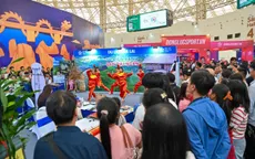 Hội chợ Mùa Thu 2025: Dòng người nô nức, không khí mở màn sôi động như lễ hội