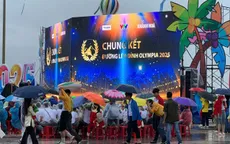 Điểm cầu Khánh Hòa: Hàng ngàn học sinh đội mưa cổ vũ Chung kết Olympia 2025