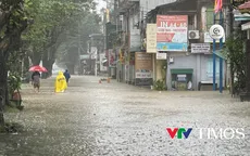 Mưa lớn kéo dài, nhiều tuyến đường ở Huế ngập sâu