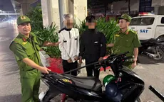 Hai thanh niên mang theo hung khí hành hung người đi đường ở Hà Nội