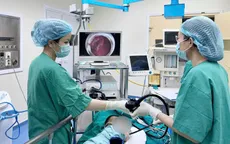 Bé trai 6 tuổi nuốt móc khóa kim loại vào dạ dày