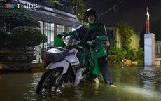 Ngập bởi triều cường: "Kiếp nạn" của cả tài xế và khách đi xe công nghệ
