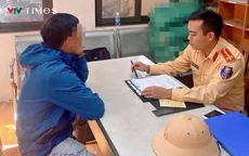 CSGT Hà Nội xử phạt tài xế xe bồn làm rơi vãi bê tông xuống đường