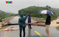 Sạt lở chia cắt giao thông nghiêm trọng tại miền Trung