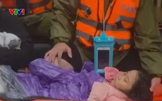 Cán bộ, chiến sĩ xuyên đêm cứu hộ, cứu nạn người dân vùng ngập ở Huế