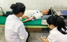 Bác sĩ trẻ hiến máu cứu bệnh nhân ngay trong ca trực