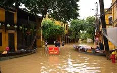 Phố cổ Hội An "chạy lũ" trắng đêm, dân bàng hoàng vì nước lên "thần tốc"