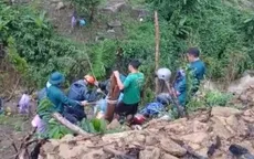 Quảng Ngãi: Bộ đội vượt lũ tiếp tế lương thực cho 10 người mắc kẹt trên núi do lũ