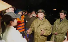 Phó Thủ tướng Trần Hồng Hà kiểm tra vùng ngập, động viên người dân Huế vượt qua lũ lớn