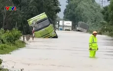 Các tuyến quốc lộ qua Đà Nẵng ngập sâu, nhiều phương tiện chết máy