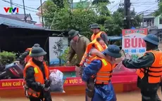 Công an, quân đội vượt lũ di dời dân ra khỏi vùng ngập, tiếp tế lương thực cho bà con