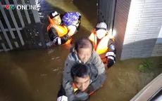 Cảnh sát cơ động trắng đêm vượt dòng nước lũ hỗ trợ người dân vùng ngập lụt