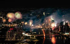 TP Hồ Chí Minh: Người dân vỡ òa cảm xúc với màn pháo hoa đêm 30/4 lịch sử