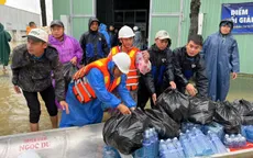 Vượt lũ tiếp tế lương thực cho làng gốm Thanh Hà bị cô lập 2 ngày