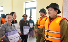 Phó Thủ tướng Mai Văn Chính thăm hỏi, động viên người dân vùng lũ Quảng Trị