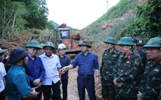 Phó Thủ tướng Trần Hồng Hà kiểm tra sạt lở, chỉ đạo khẩn hỗ trợ người dân vùng bị cô lập Quảng Ngãi