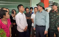 Phó Thủ tướng Hồ Quốc Dũng thăm hỏi, động viên người dân bị ảnh hưởng do sạt lở đất tại Quảng Ngãi