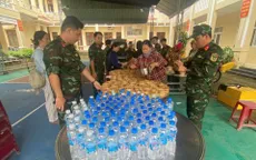 Quân khu 5 huy động lực lượng hậu cần hỗ trợ người dân vùng ngập sâu