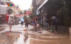 Nước bắt đầu rút, người dân Huế bắt đầu dọn dẹp sau lũ