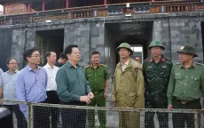 Phó Thủ tướng Mai Văn Chính kiểm tra tình hình ngập lụt tại Đại Nội Huế