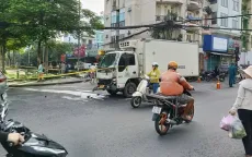 Va chạm xe tải, đôi nam nữ đi xe máy văng xa chục mét, 1 người tử vong