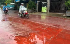 Chất lỏng màu đỏ phủ kín mặt đường ở Thái Nguyên