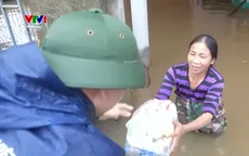 Những chuyến hàng vượt dòng lũ dữ tiếp tế cho người dân bị cô lập ở Hà Tĩnh