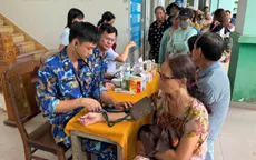 Hải quân thăm khám, vệ sinh môi trường giúp người dân vùng bị thiên tai