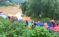 Đà Nẵng: 200 người dân đội mưa, xếp hàng dài "tiếp sức" vận chuyển hàng cứu trợ