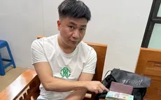 Bắt 2 người nước ngoài vận chuyển trái phép gần 500 triệu đồng qua cửa khẩu