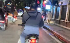 Trừ 4 điểm trên GPLX đối với thanh niên vừa điều khiển xe vừa sử dụng điện thoại