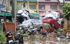 Bão Kalmaegi nhấn chìm đường phố Philippines, nhiều người dân tránh lũ trên mái nhà