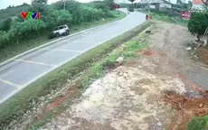 Video: Bất cẩn khi vào khúc cua gấp