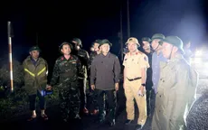 Phó Thủ tướng Trần Hồng Hà thị sát khu vực Quy Nhơn ngay trong đêm sau khi bão số 13 quét qua