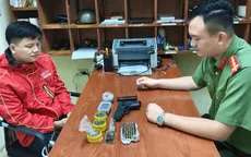 Công an Hà Nội bắt khẩn cấp đối tượng rao bán vũ khí quân dụng trên mạng