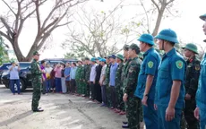 Quân khu 5 thăm, động viên người dân bị thiệt hại do bão số 13