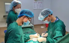 Cứu sống bé sơ sinh bị viêm phúc mạc do thủng ruột