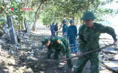 Quảng Ngãi: Kè biển sạt lở sau bão 13, Bộ đội Biên phòng giúp dân khắc phục hậu quả