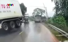 Chủ quan vượt xe ở khúc cua, ô tô con đối đầu container