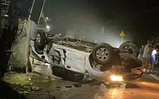 Xe bán tải lật ngửa va vào xe máy, 2 vợ chồng giáo viên thương vong