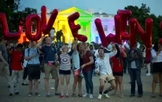 Tòa án Tối cao Mỹ từ chối đảo ngược phán quyết lịch sử, khẳng định quyền kết hôn đồng giới