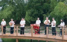 Sinh viên hòa tấu 7 nhạc cụ truyền thống tri ân thầy cô dịp 20/1