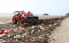 Bãi Sau Vũng Tàu tràn ngập hàng trăm tấn rác trôi dạt từ biển