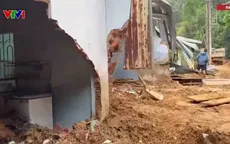 Nhiều ngôi nhà dọc tuyến Quốc lộ 40B bị đổ sập do sạt lở