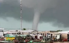 Vòi rồng cao hàng trăm mét xuất hiện ở Cà Mau