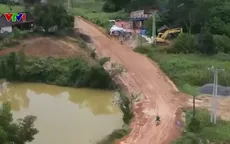 Khổ vì tuyến đường đầy bùn đất nhiều tháng thi công dang dở