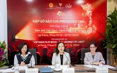 Mưa đỏ “xuất ngoại” tới Thủ đô ánh sáng Paris 