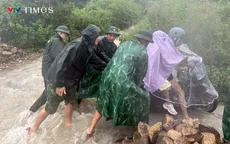 Khánh Hòa: Bộ đội kịp thời di dời dân vùng bị chia cắt do mưa lớn kéo dài