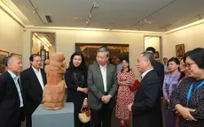 Tổng Bí thư tham quan Triển lãm 100 năm Mỹ thuật hiện đại tại Bảo tàng Mỹ thuật Việt Nam