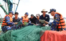 Hải quân tuyên truyền chống khai thác hải sản bất hợp pháp cho ngư dân